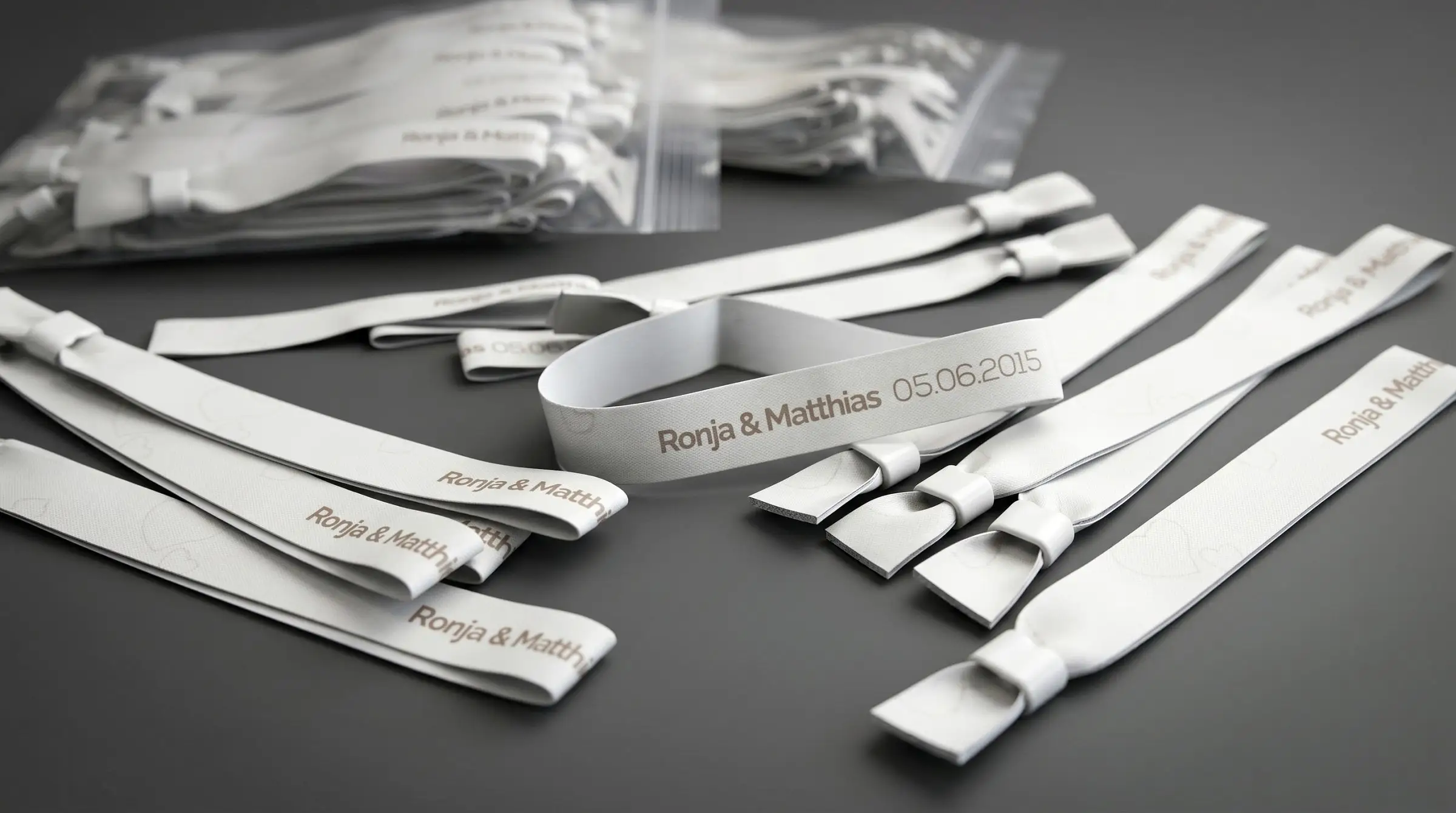 Das Original Kreativhochzeit-Hochzeitsarmband mit elegantem Herzverschluss.